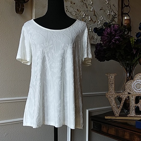 NWT Off White Texture Cold Shoulder Top By Rose + Olive. Size M - Picture 10 of 17